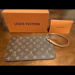 BRAND NEW Louis Vuitton Neverfull Wristlet